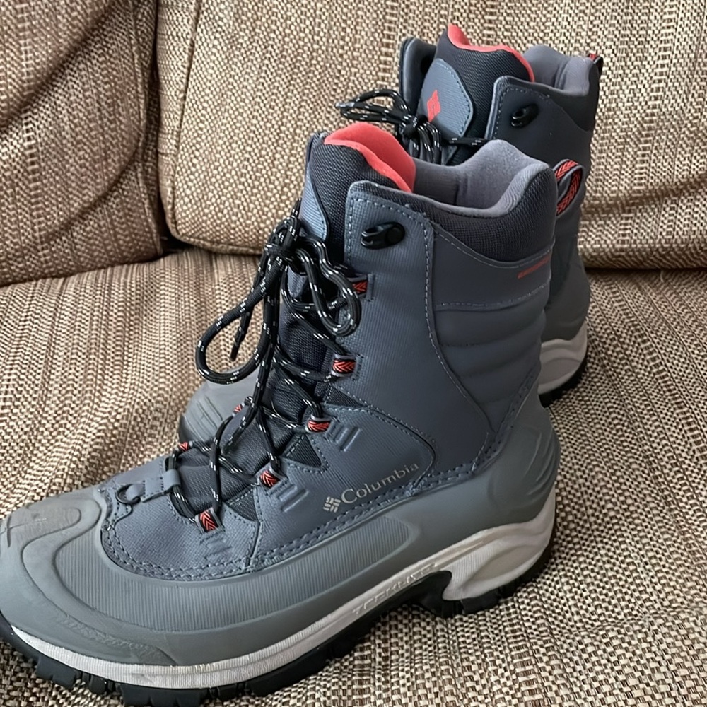 Like New! Columbia women’s Bubaboots III winter boots. 9.5M. - Picture 4 of 8